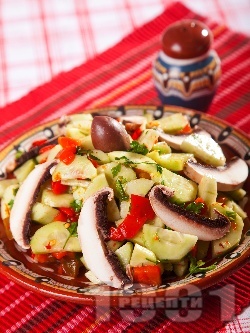 Селска салата с печени чушки, гъби печурки и краставици - снимка на рецептата